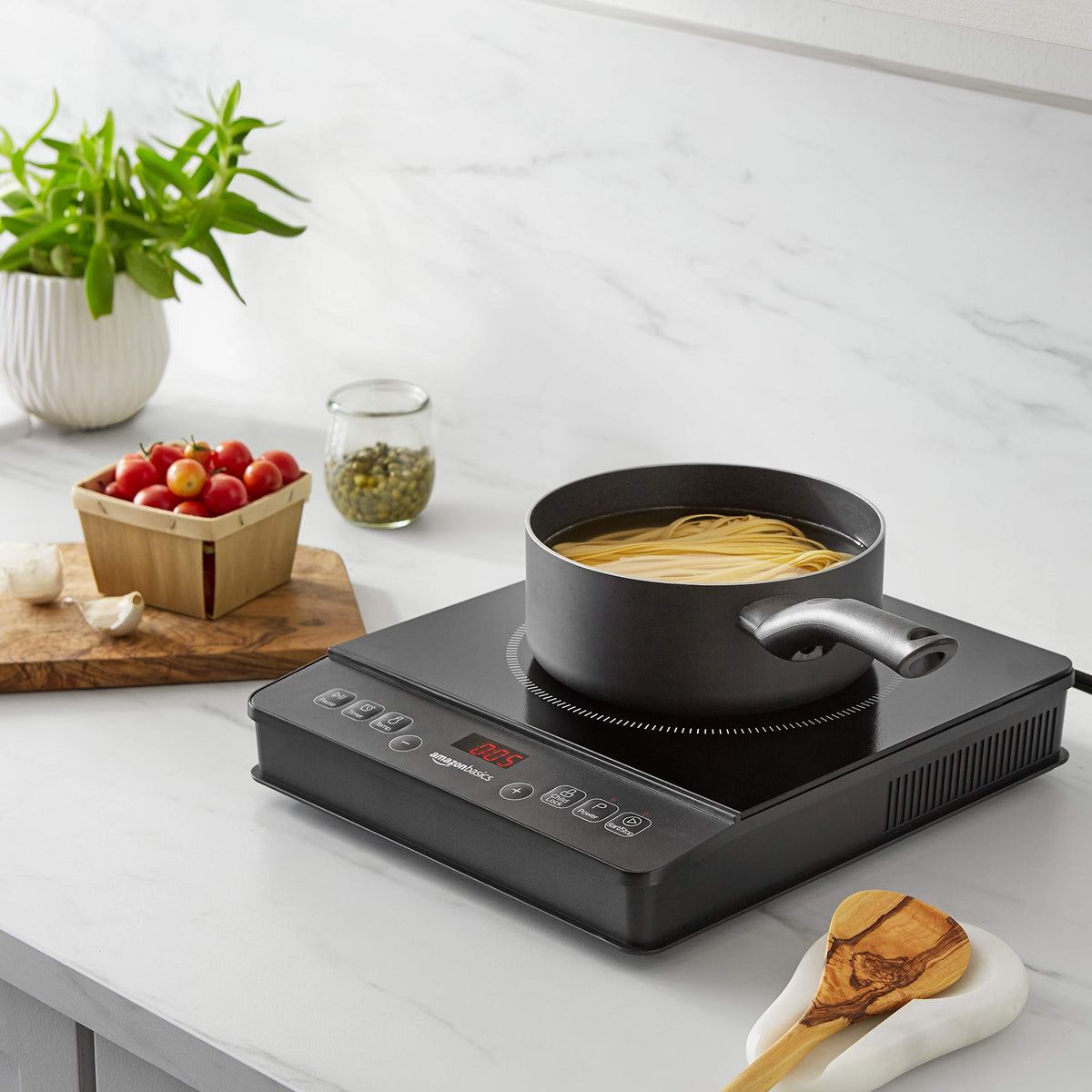 1800W Portable Electric Induction Cooktop (medium)