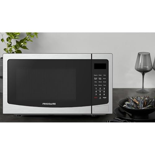 1.1 Cu Ft Stainless Steel Countertop Microwave Oven (Silver - 1.1 cubic_feet)