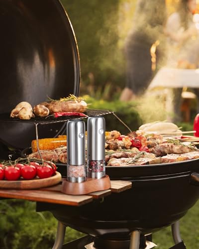 Mini Electric Salt and Pepper Grinder Set with Wood Base (MINI / Silver)
