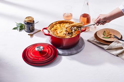 Enameled Cast Iron Round Dutch Oven (Cerise / 5.5 Qt)