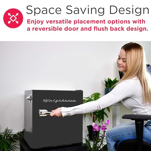 Black Retro Mini Refrigerator (Black)