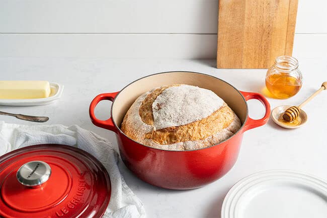 Enameled Cast Iron Round Dutch Oven (Cerise / 5.5 Qt)