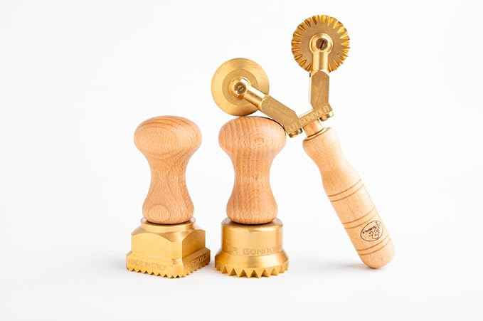 La Gondola Set of 3 Pasta Tools - Square Festooned 1.77x1.77in & Round Festooned 1.97in Ravioli Stamps & Double Pasta Cutter Wheel (Festooned & Smooth) | Brass & Natural Wood | Italian Pasta Cutters