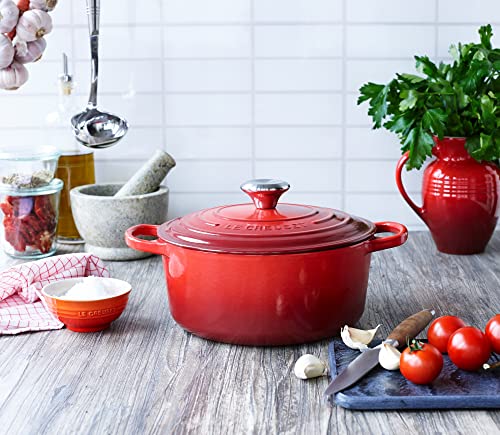 Enameled Cast Iron Round Dutch Oven (Cerise / 4.5 Qt)