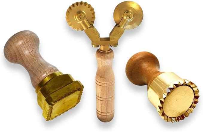 La Gondola Set of 3 Pasta Tools - Square Festooned 1.77x1.77in & Round Festooned 1.97in Ravioli Stamps & Double Pasta Cutter Wheel (Festooned & Smooth) | Brass & Natural Wood | Italian Pasta Cutters
