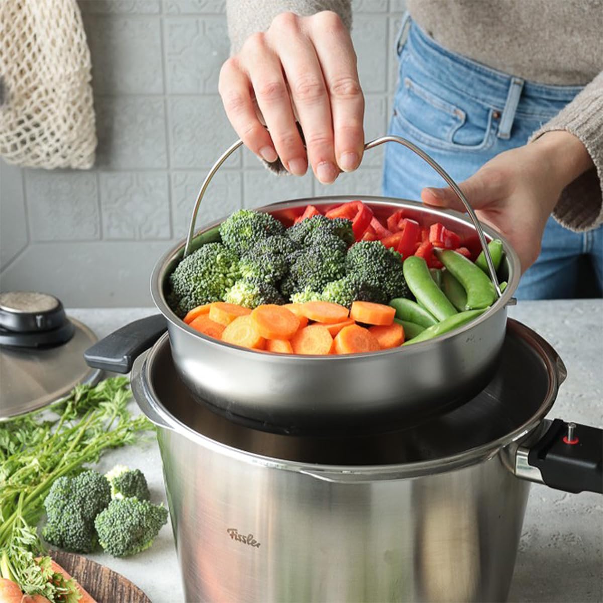 Vitavit Premium Pressure Cooker with Steamer Insert (6.3 Quarts / Silver)