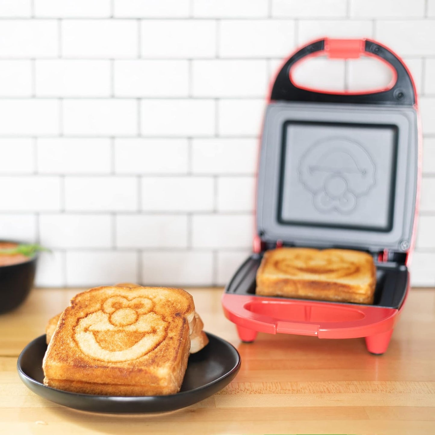 Uncanny Brands Sesame Street Elmo Single Sandwich Maker - Sesame Street Kitchen Appliance