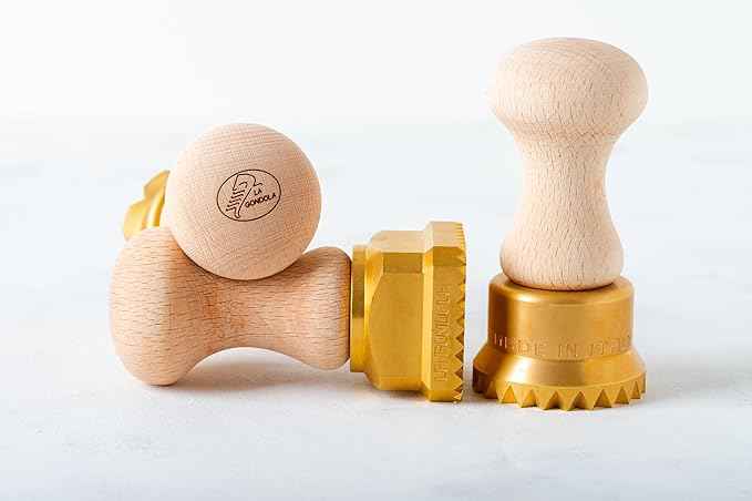 La Gondola Set of 3 Pasta Tools - Square Festooned 1.77x 1.77 in & Round Festooned 1.97in Ravioli Stamps & Pasta Cutter Festooned Wheel | Brass & Natural Wood | Easy to Use | Made in Italy