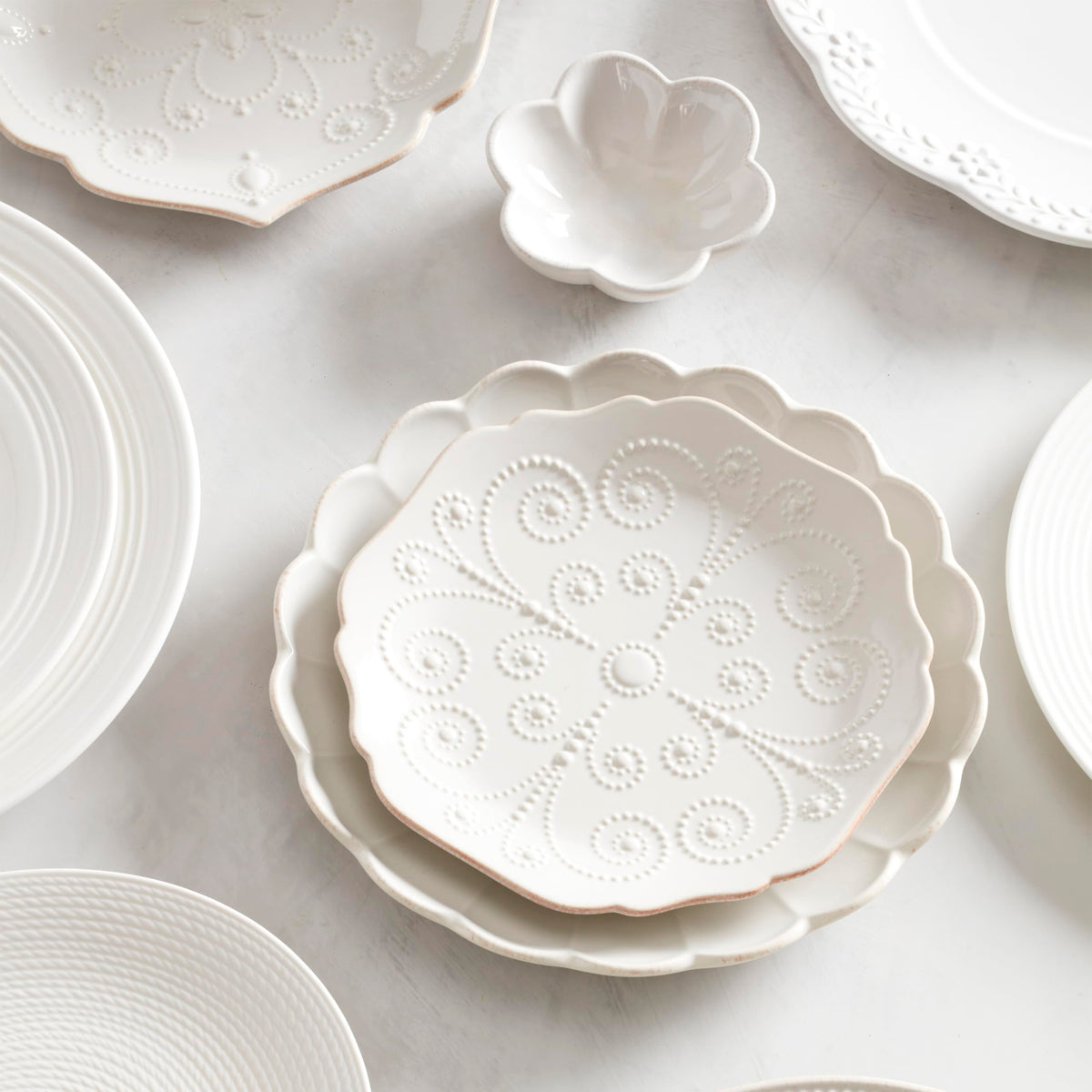 French Perle Scallop White Stoneware 4 (4-Piece Place Setting White / White)