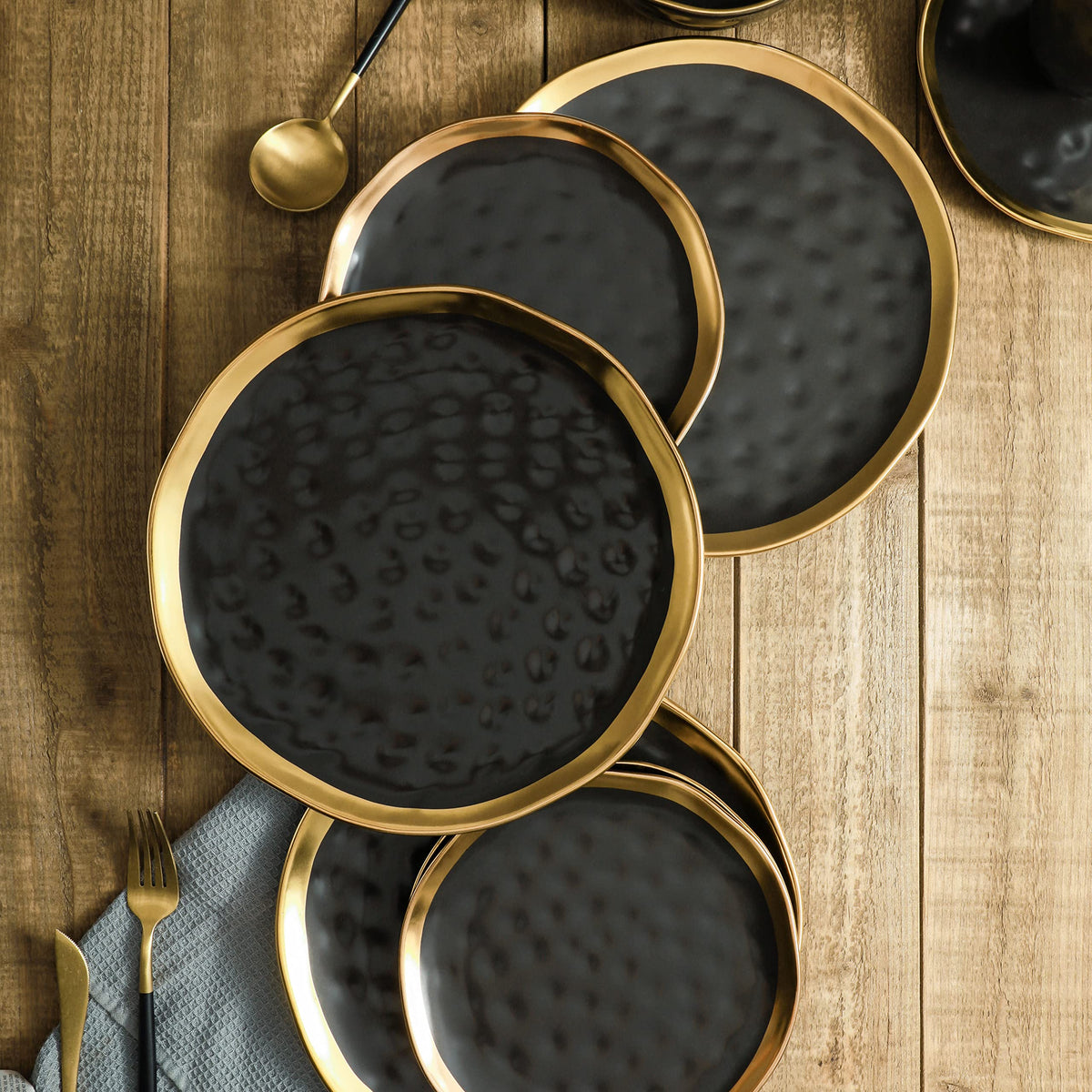 Florian Modern Porcelain 16 Piece Dinnerware Set (16-Pieces Service for 4 / Black with Gold Rim)