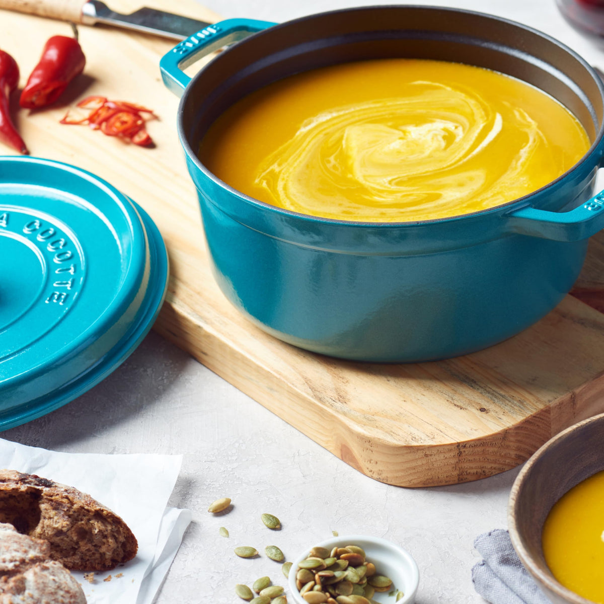 Cast Iron Round Cocotte (4-qt Round / Turquoise)